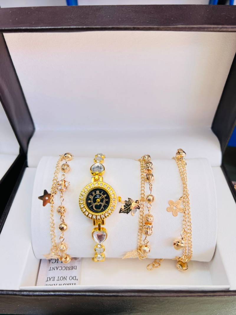 ساعات طقم حريمي  ذهبي