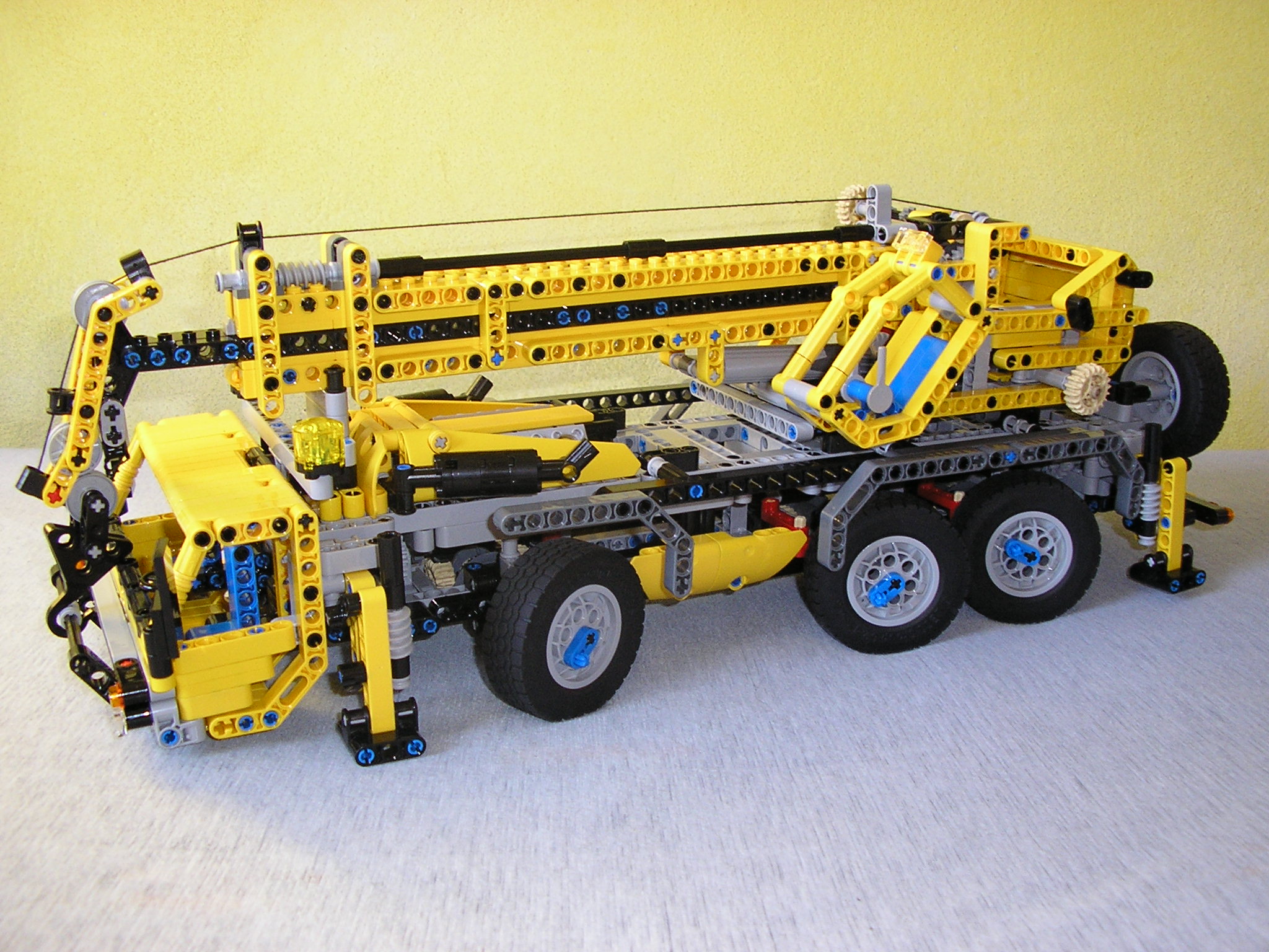 lego_6x6_mobile_crane_1.jpg