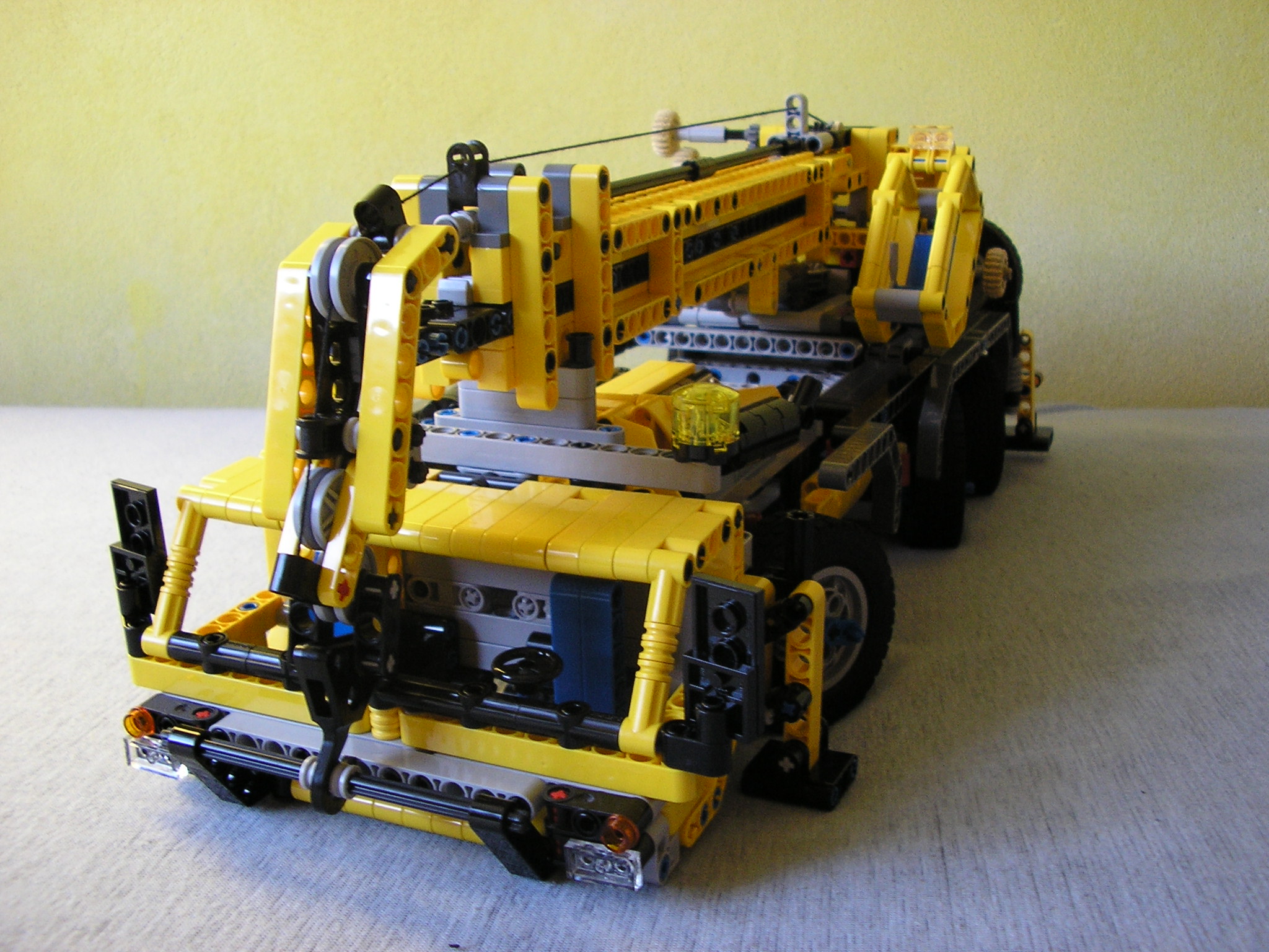 lego_6x6_mobile_crane_2.jpg