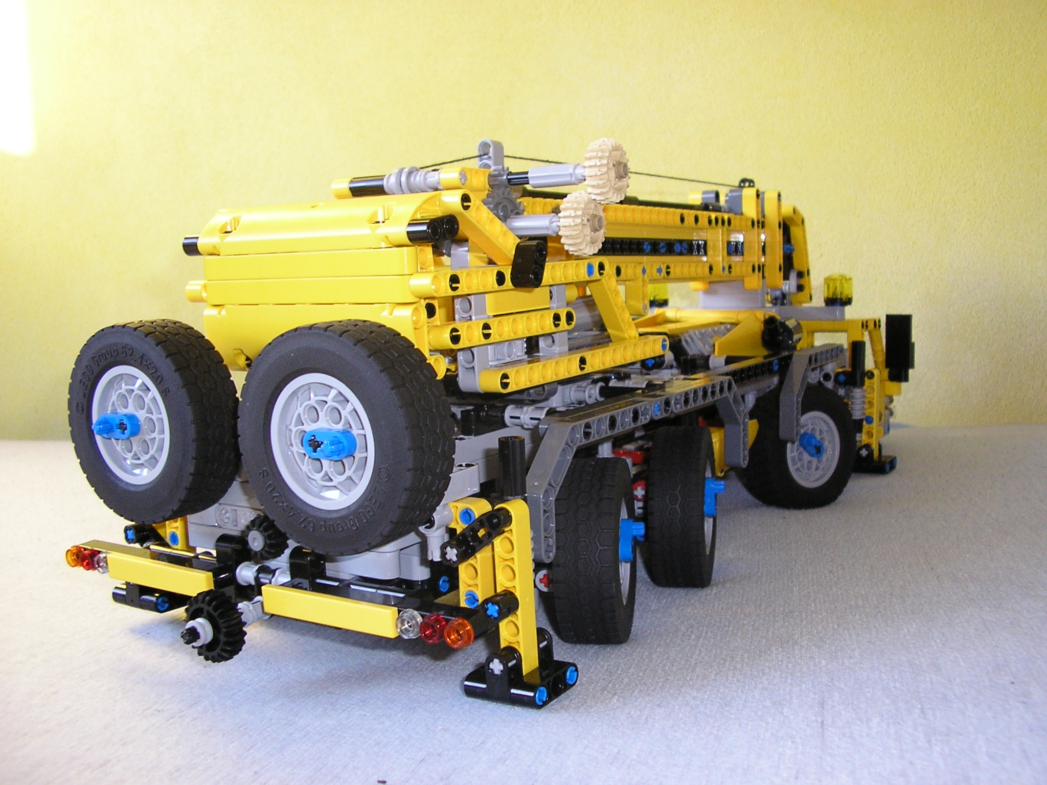lego_6x6_mobile_crane_3.jpg