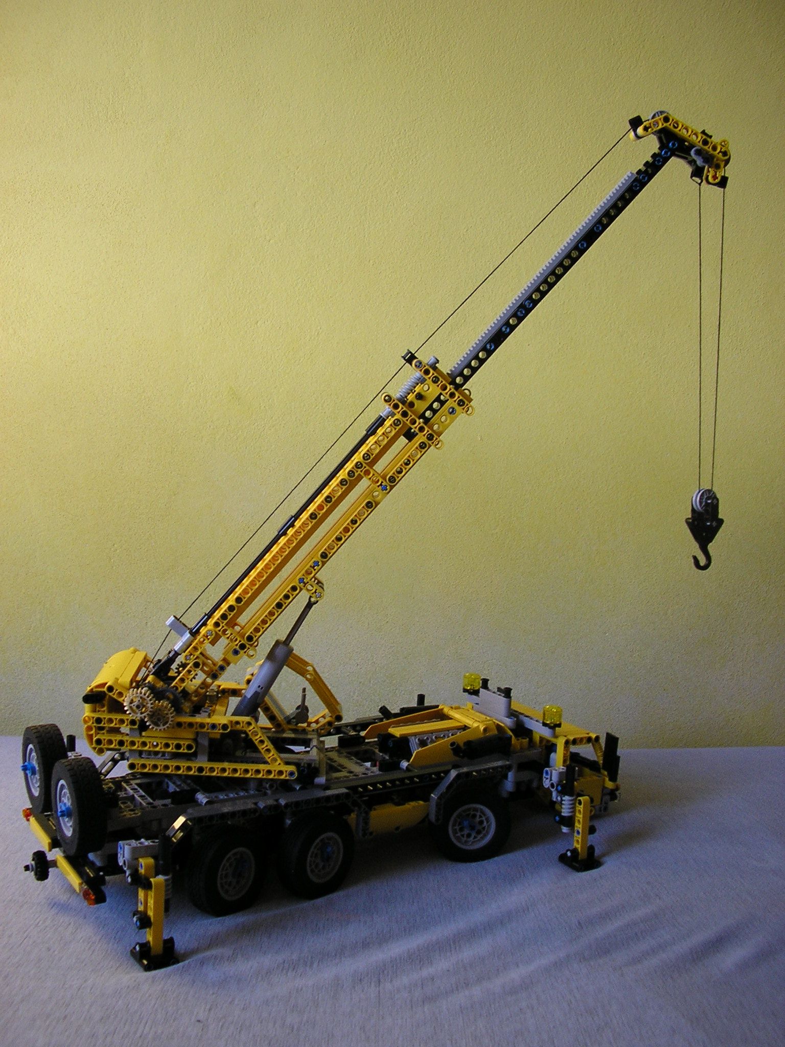 lego_6x6_mobile_crane_4.jpg