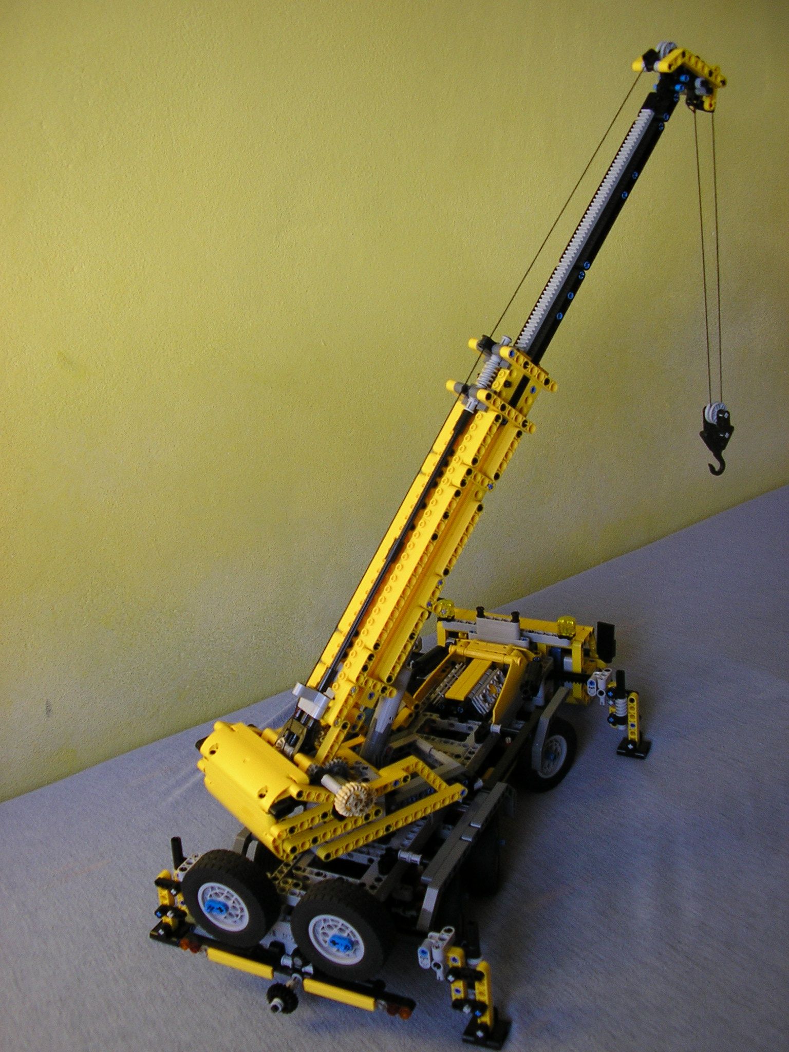 lego_6x6_mobile_crane_5.jpg
