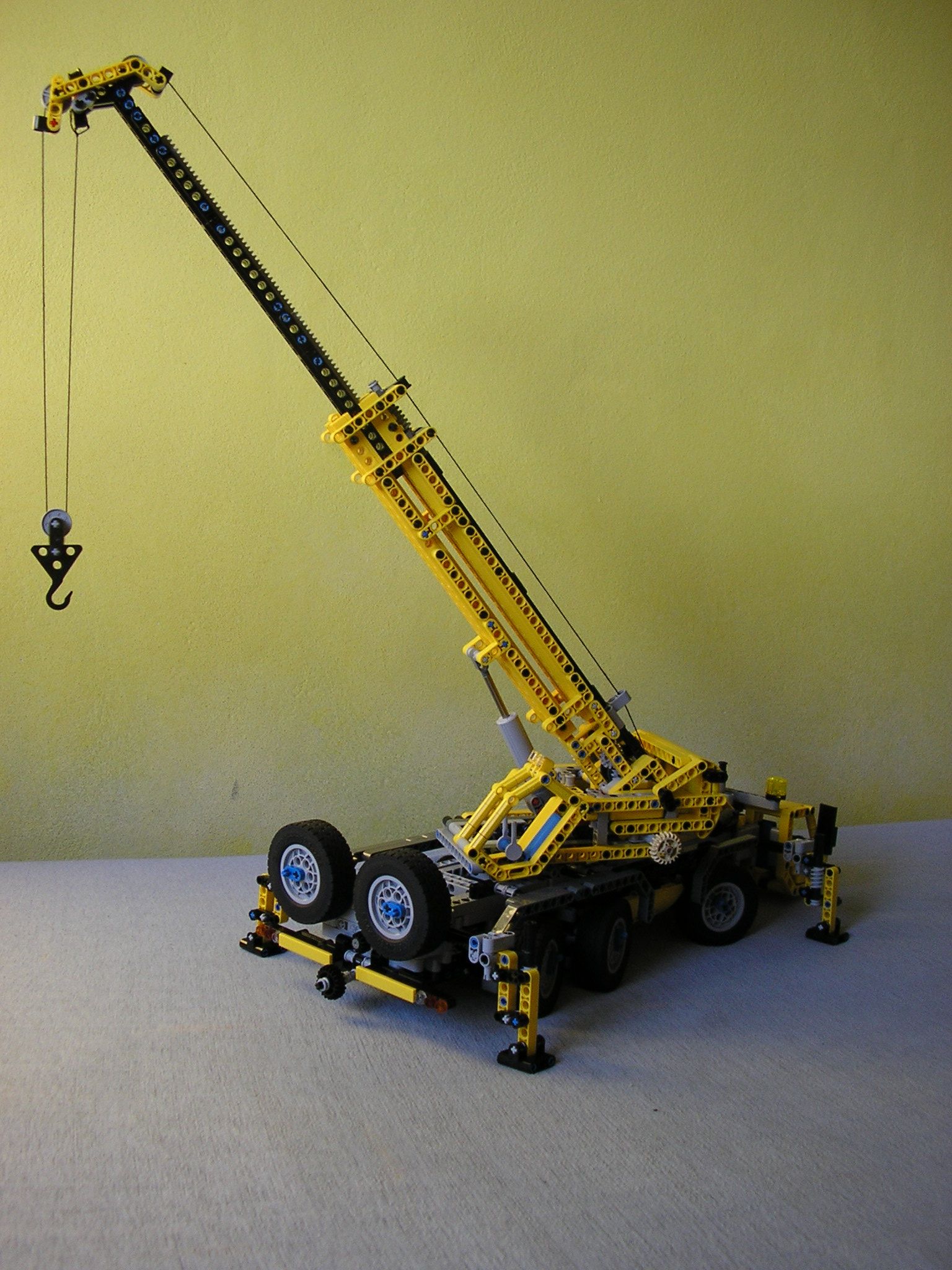 lego_6x6_mobile_crane_7.jpg