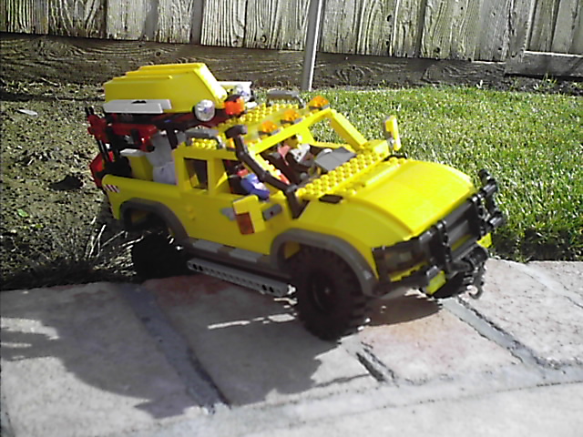 4404_off_road_expedtion_vehicle_026.jpg