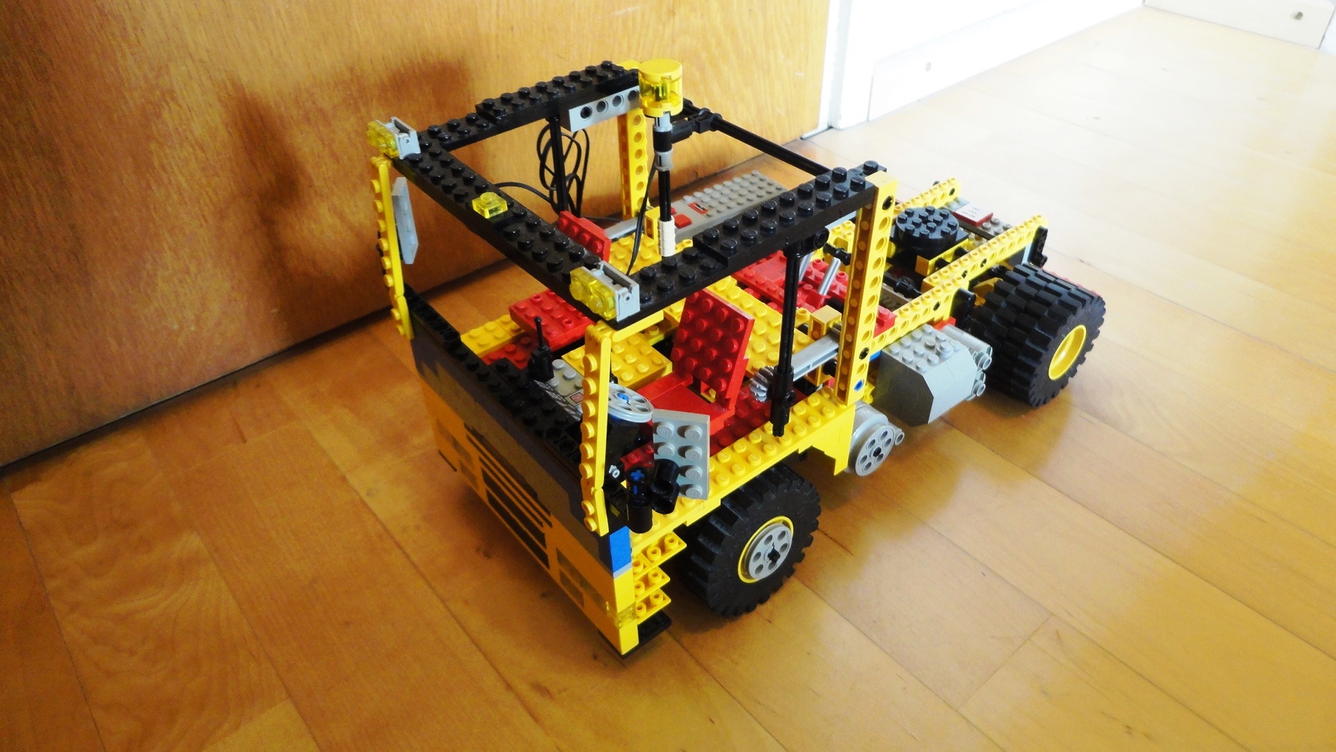 lego_4x2_truck_16spd_01.jpg