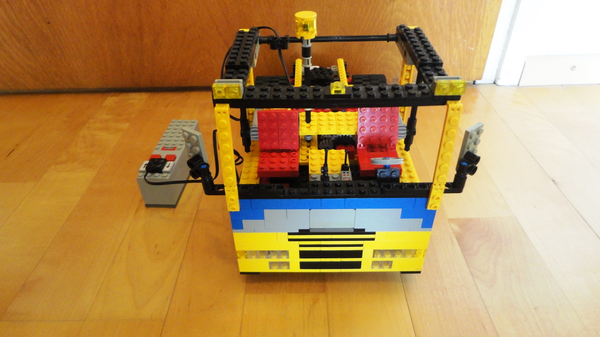 lego_4x2_truck_16spd_02.jpg