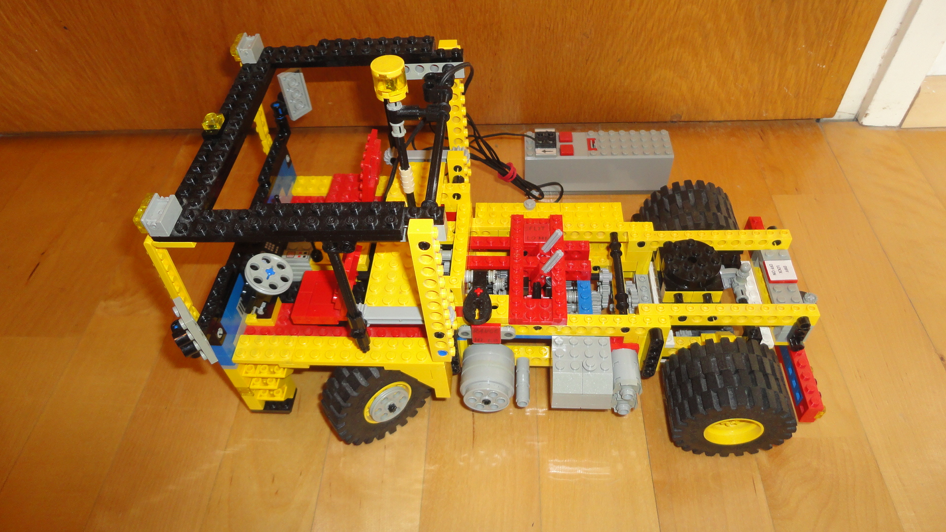 lego_4x2_truck_16spd_03.jpg