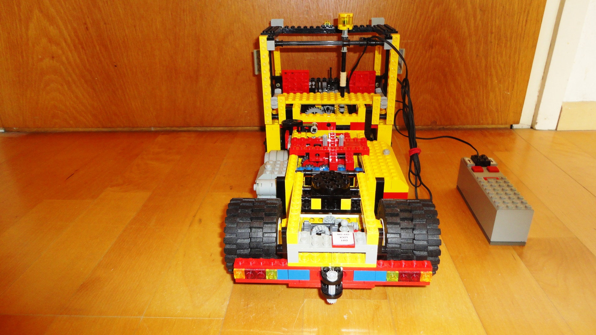 lego_4x2_truck_16spd_04.jpg