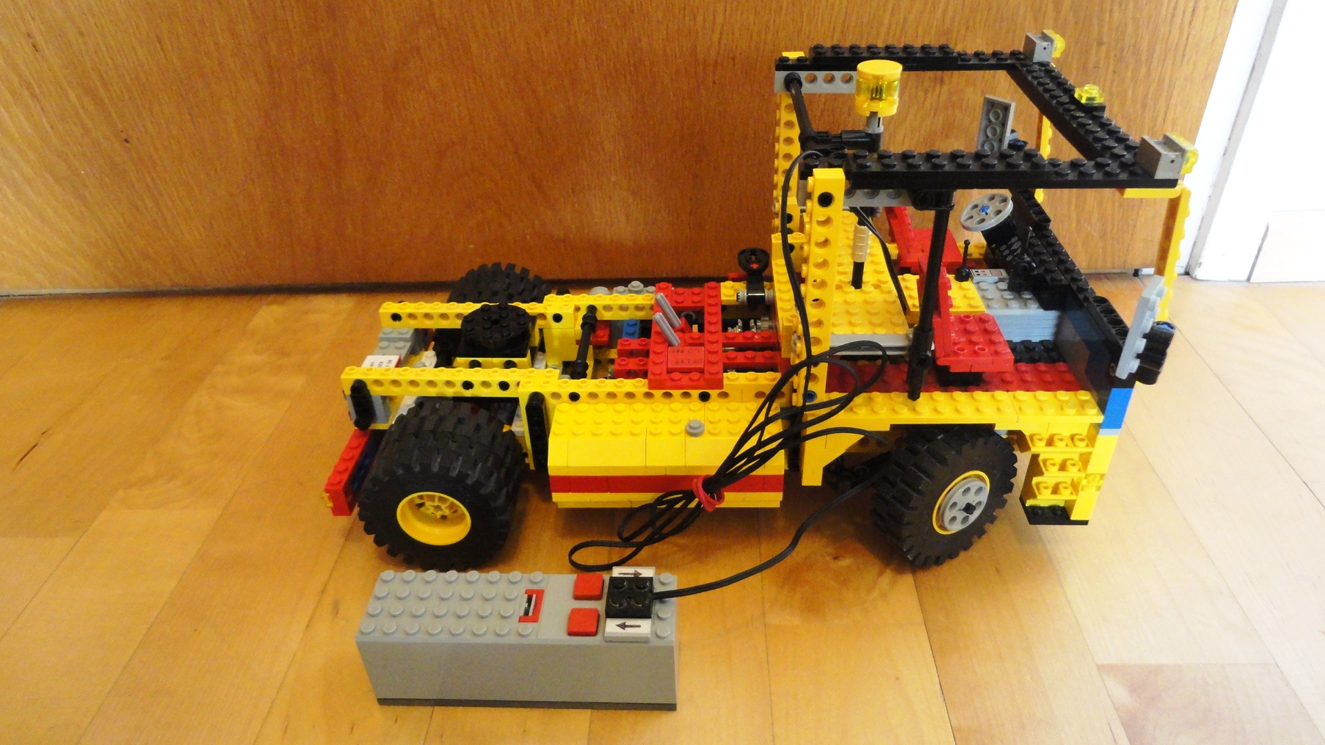 lego_4x2_truck_16spd_05.jpg