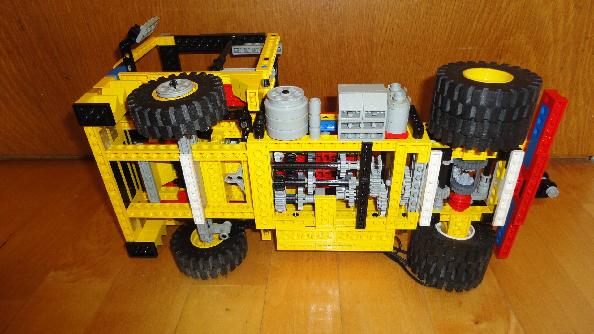 lego_4x2_truck_16spd_08.jpg