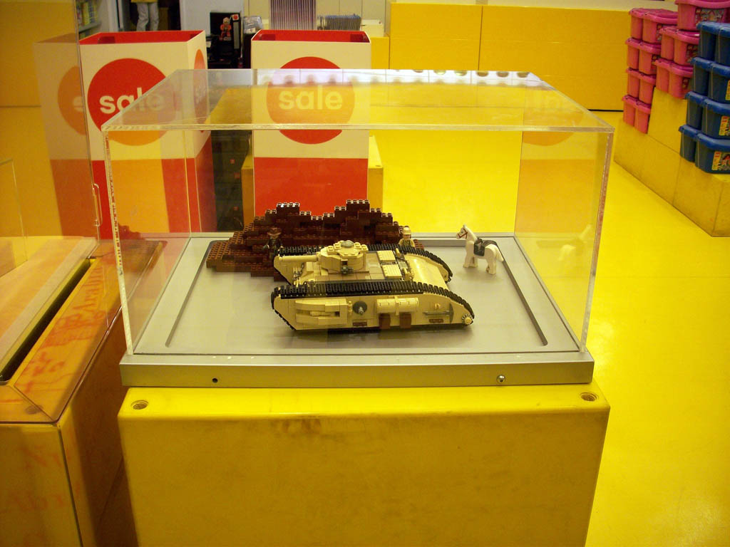 y-indianajoneslegostoredisplay_a05_005.jpg