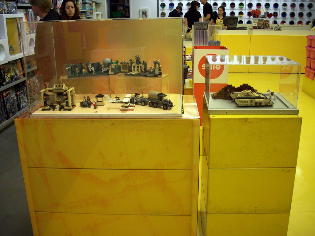 y-indianajoneslegostoredisplay_a08_003.jpg
