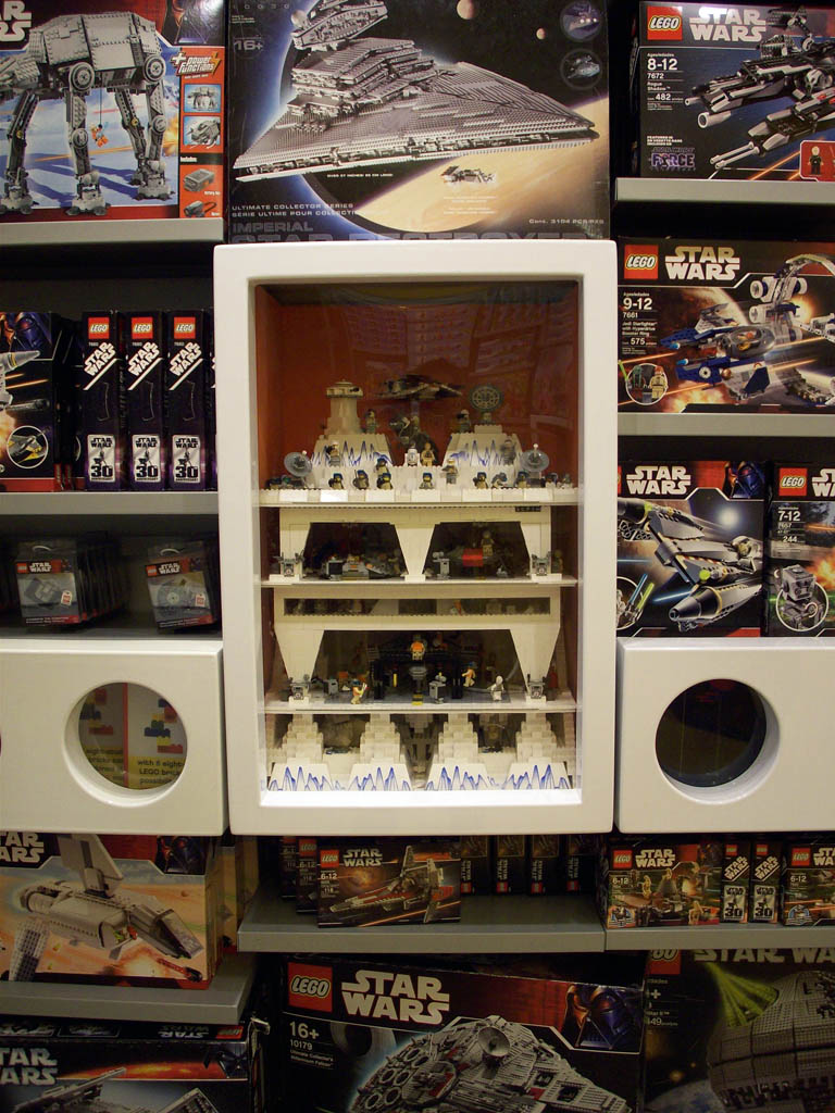 z-hothlegostoredisplay_a00_011.jpg