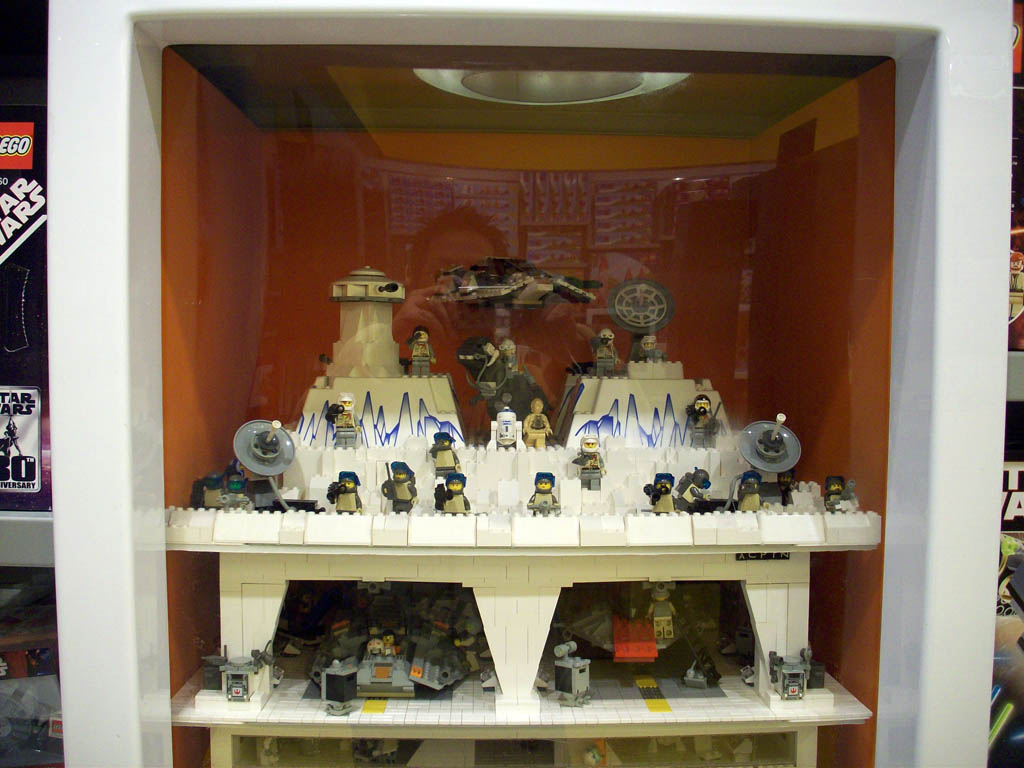 z-hothlegostoredisplay_a02_016.jpg
