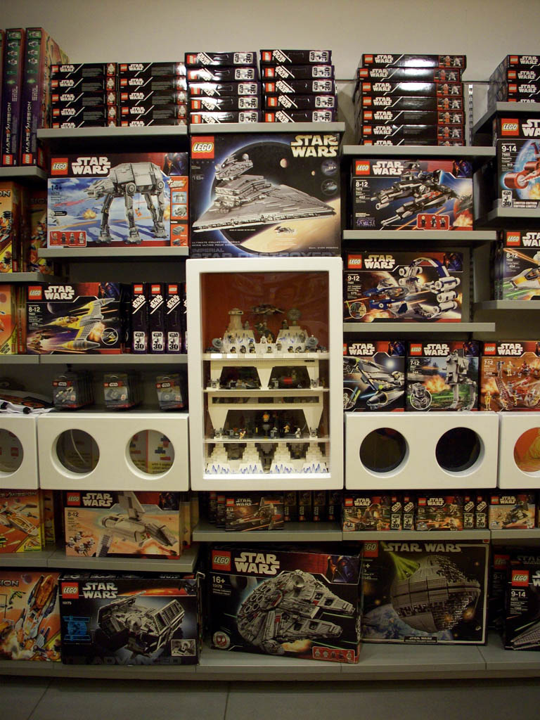 z-hothlegostoredisplay_a05_010.jpg