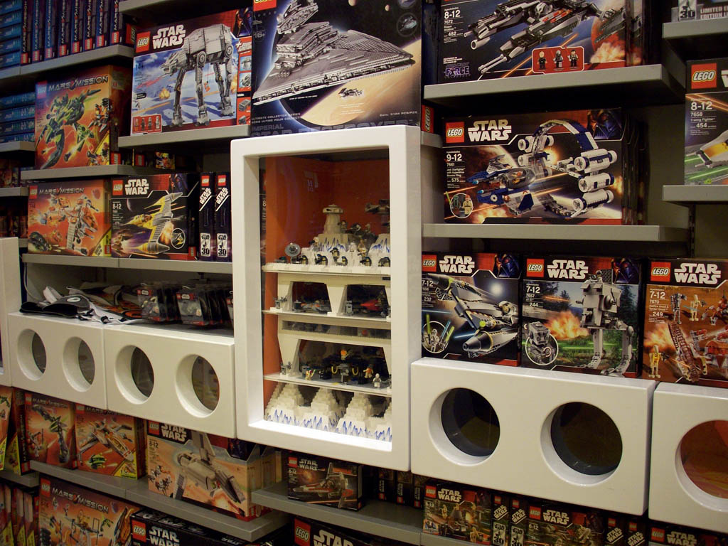 z-hothlegostoredisplay_a06_017.jpg
