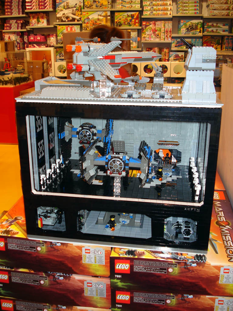 z-legostorebridgewaterdisplay_a00_005.jpg