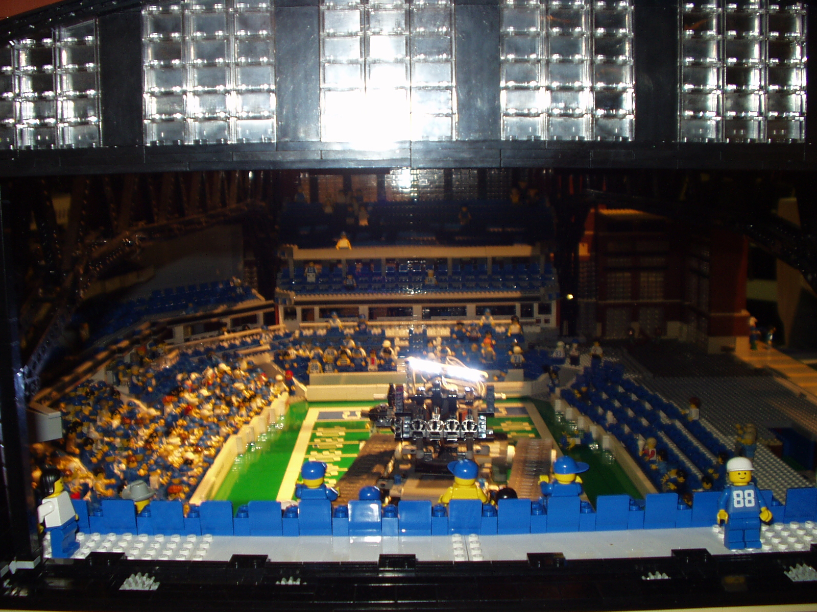 080725blockpartymocbrianalanostadiumbryanbonahoomrobot2.jpg
