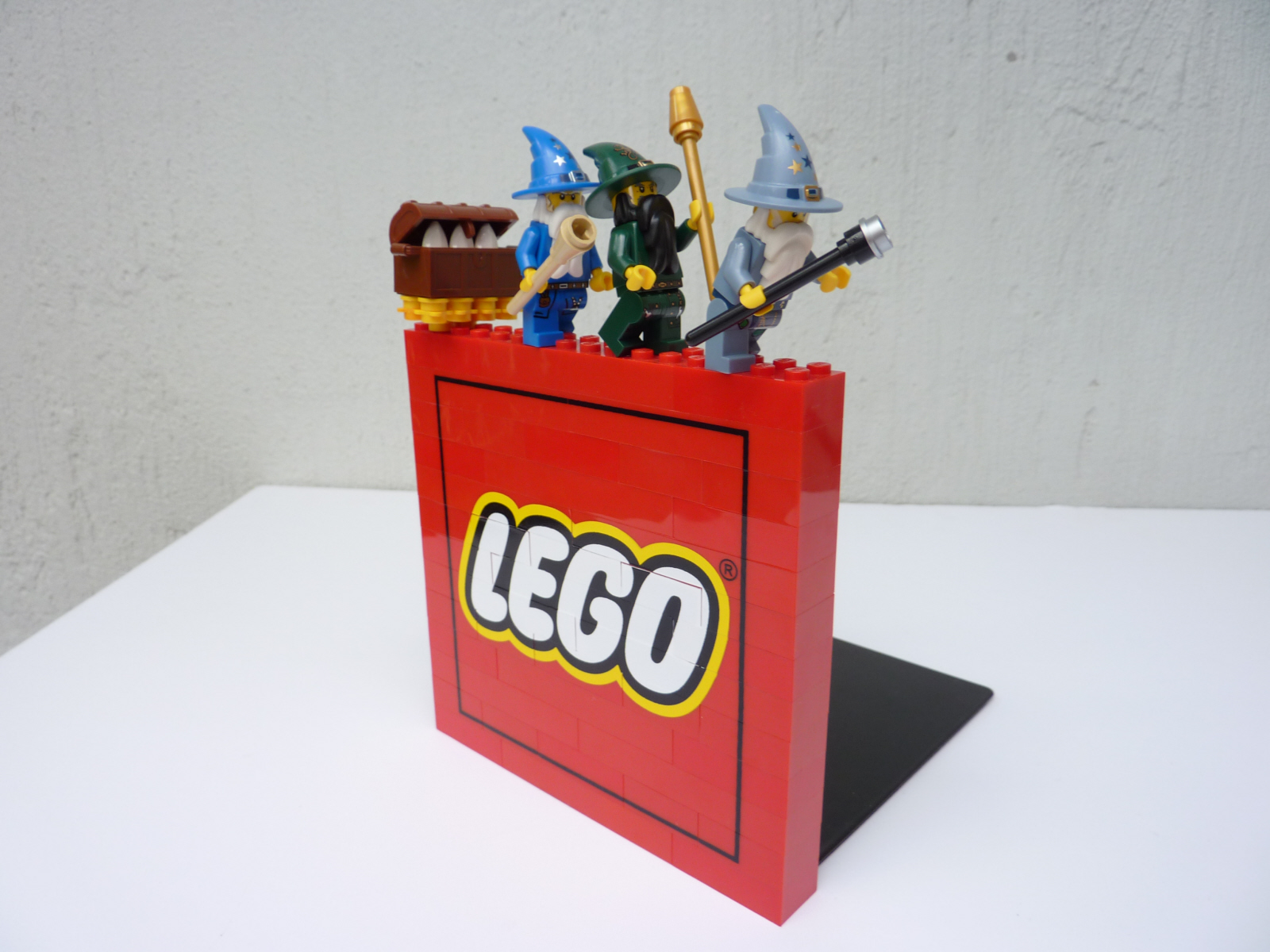 lego_bookend_discworld_luggage_and_wizards.jpg