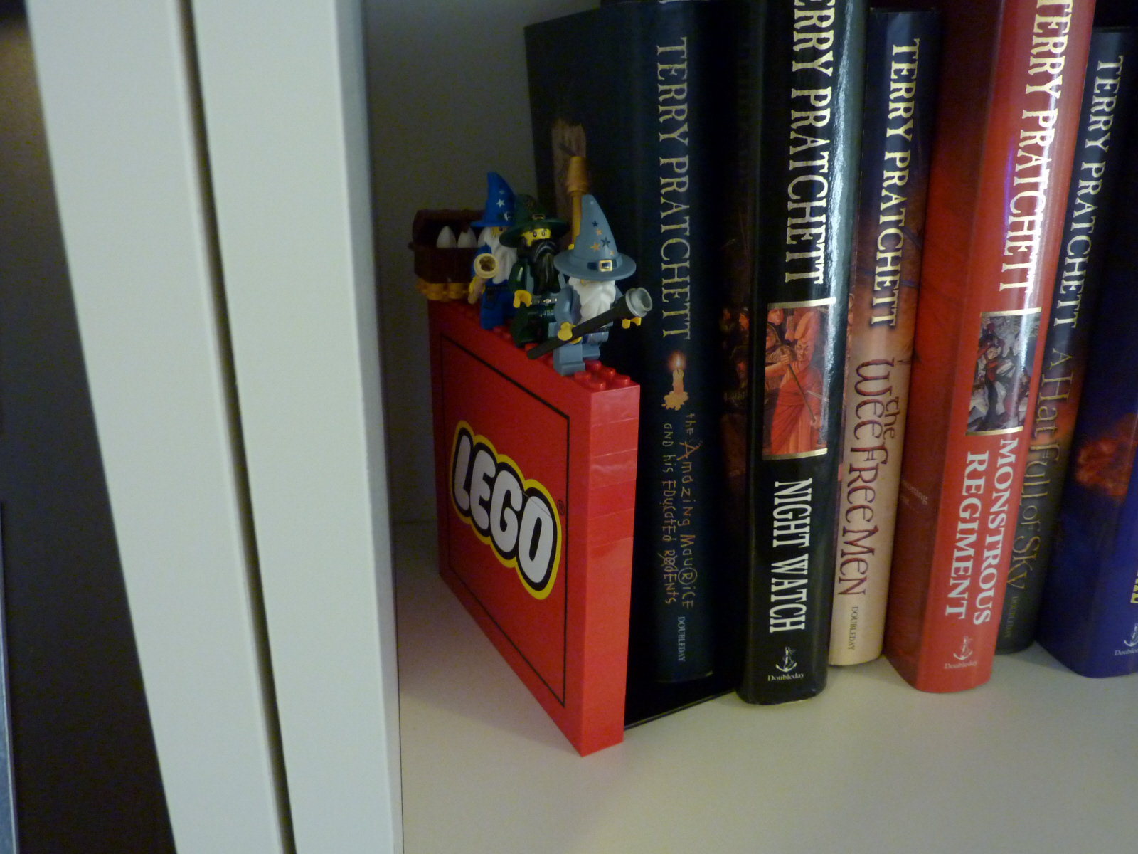 lego_bookend_discworld_shelf_closeup.jpg