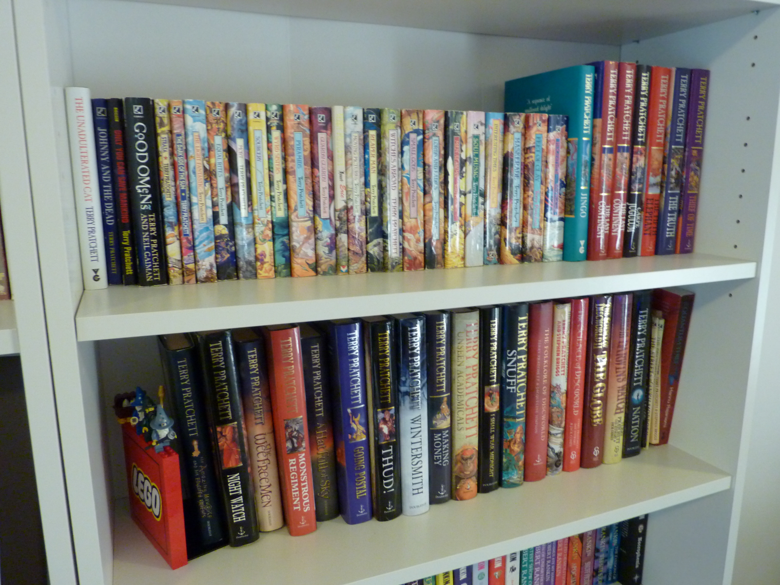 lego_bookend_discworld_shelves.jpg