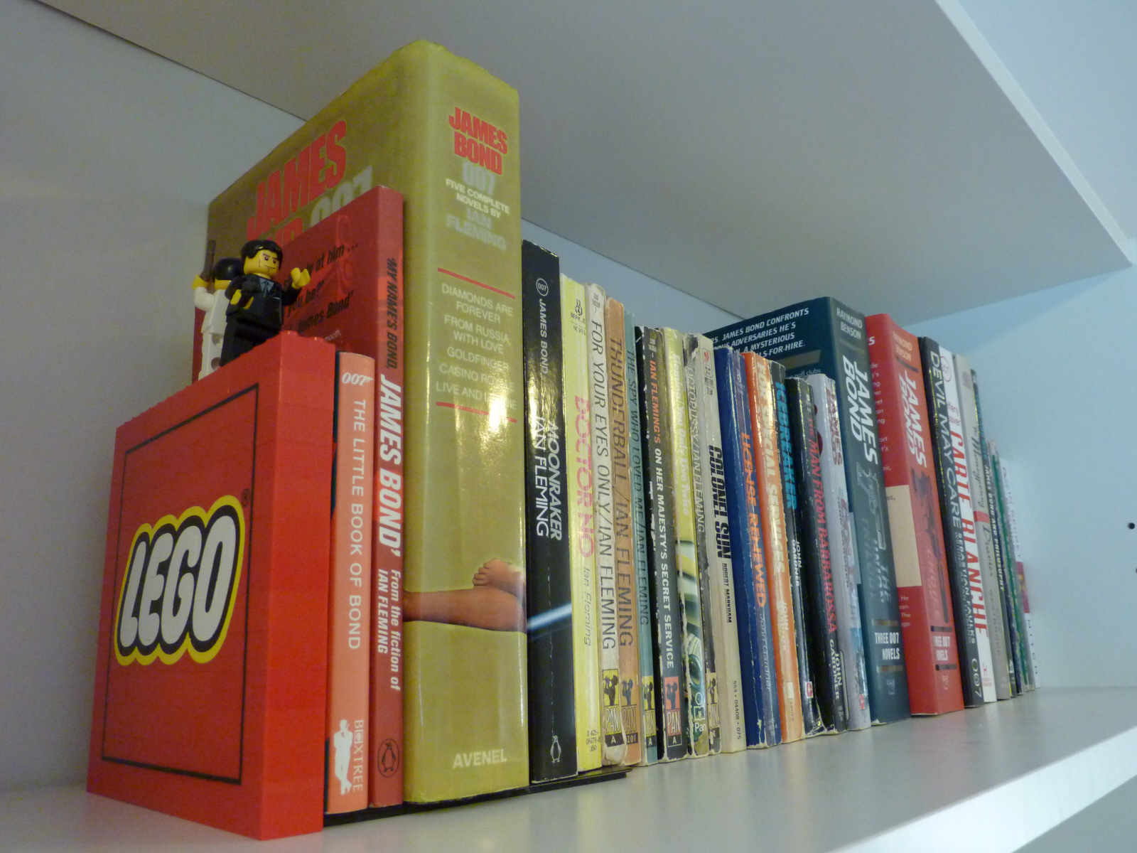lego_bookend_james_bond_books.jpg