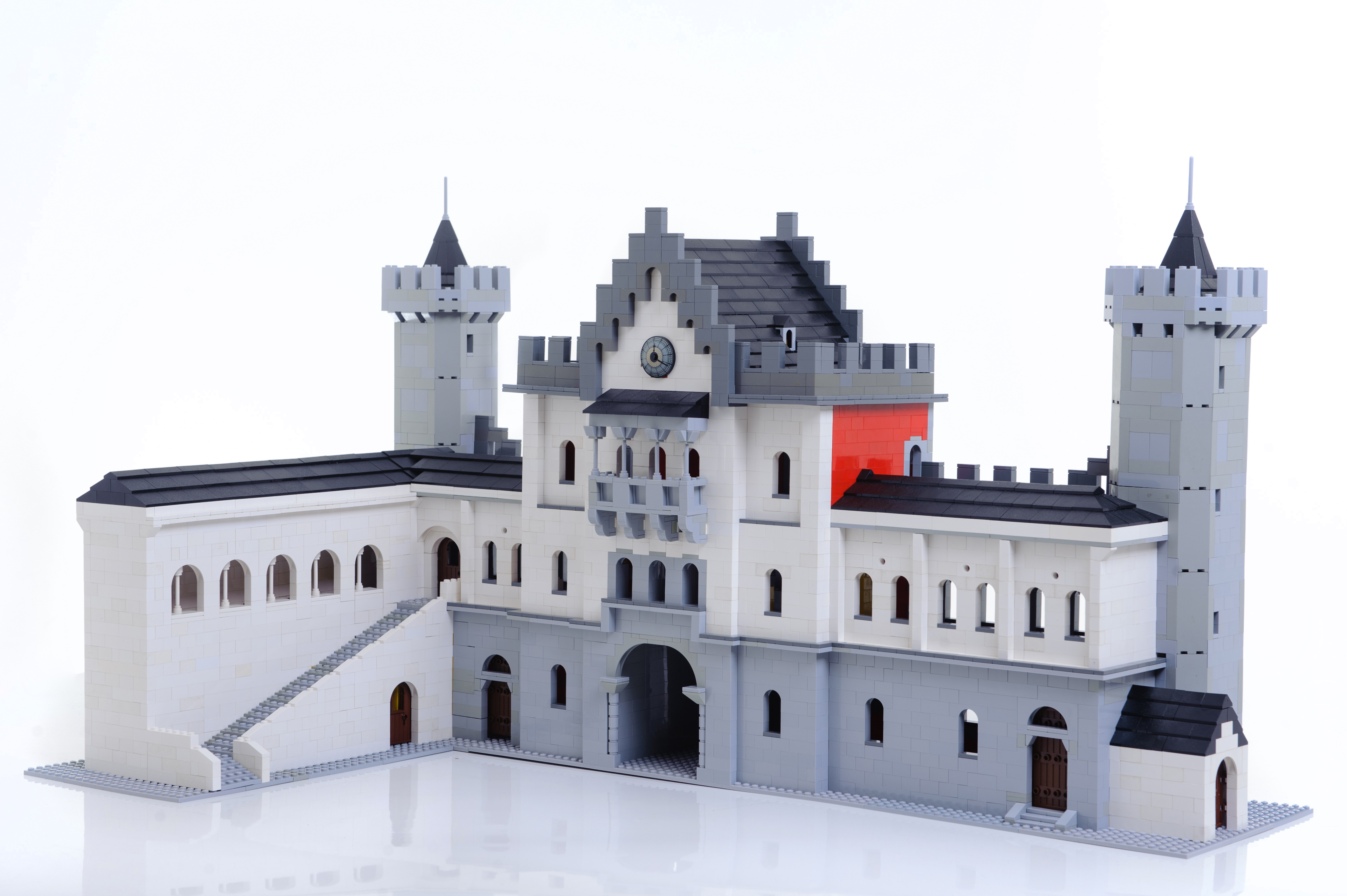 neuschwanstein_castle_gatehouse_2.jpg