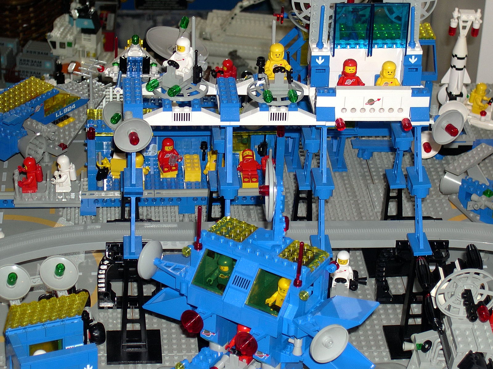 airmoonbase028_controlcenter_monorail.jpg