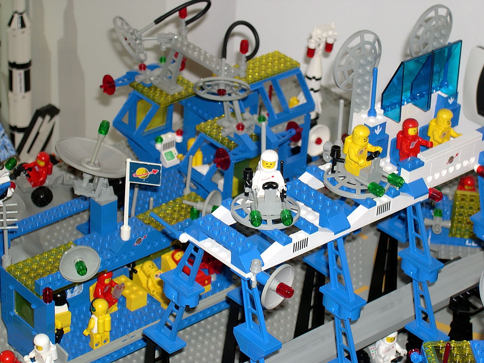 airmoonbase029_controlcenter_monorail_2.jpg
