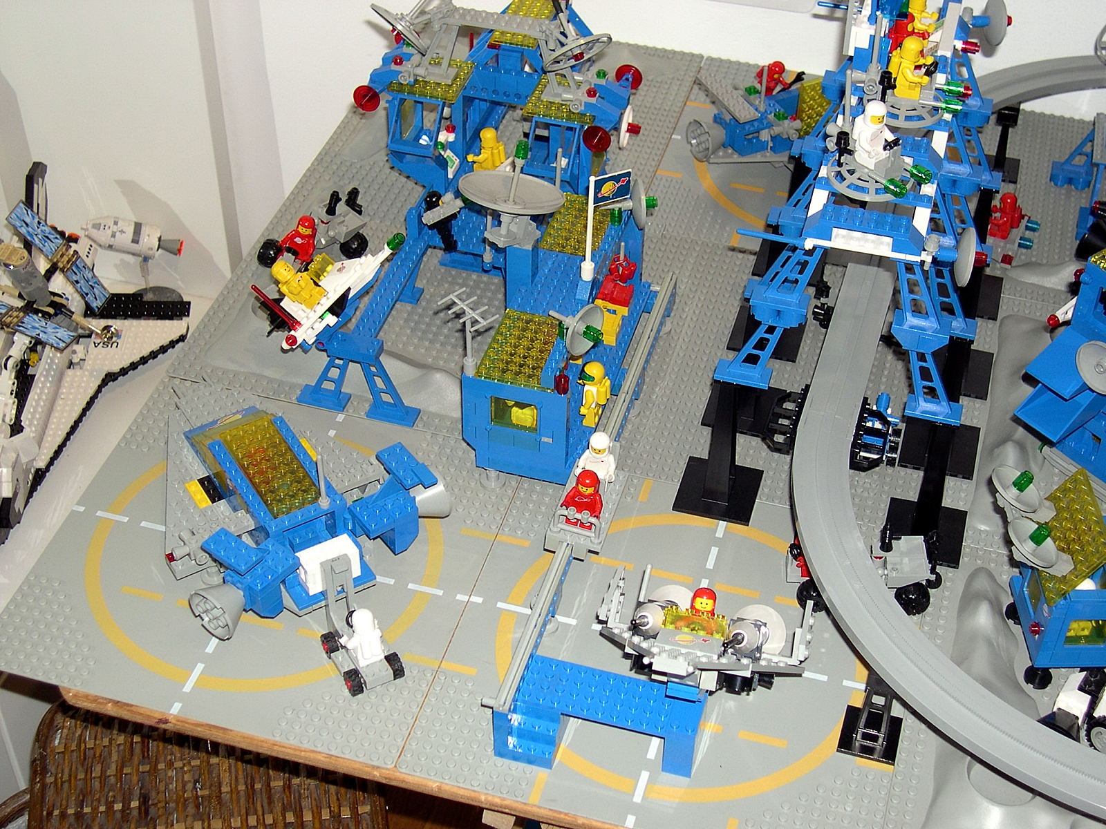 airmoonbase030_loading_area.jpg
