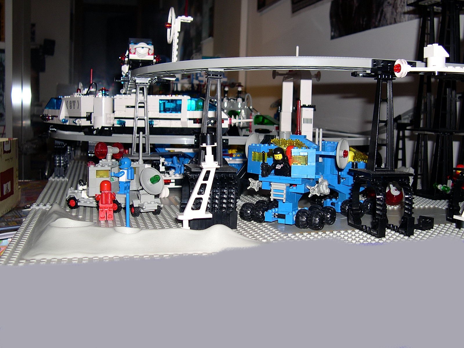 airmoonbase034_monorail_view.jpg