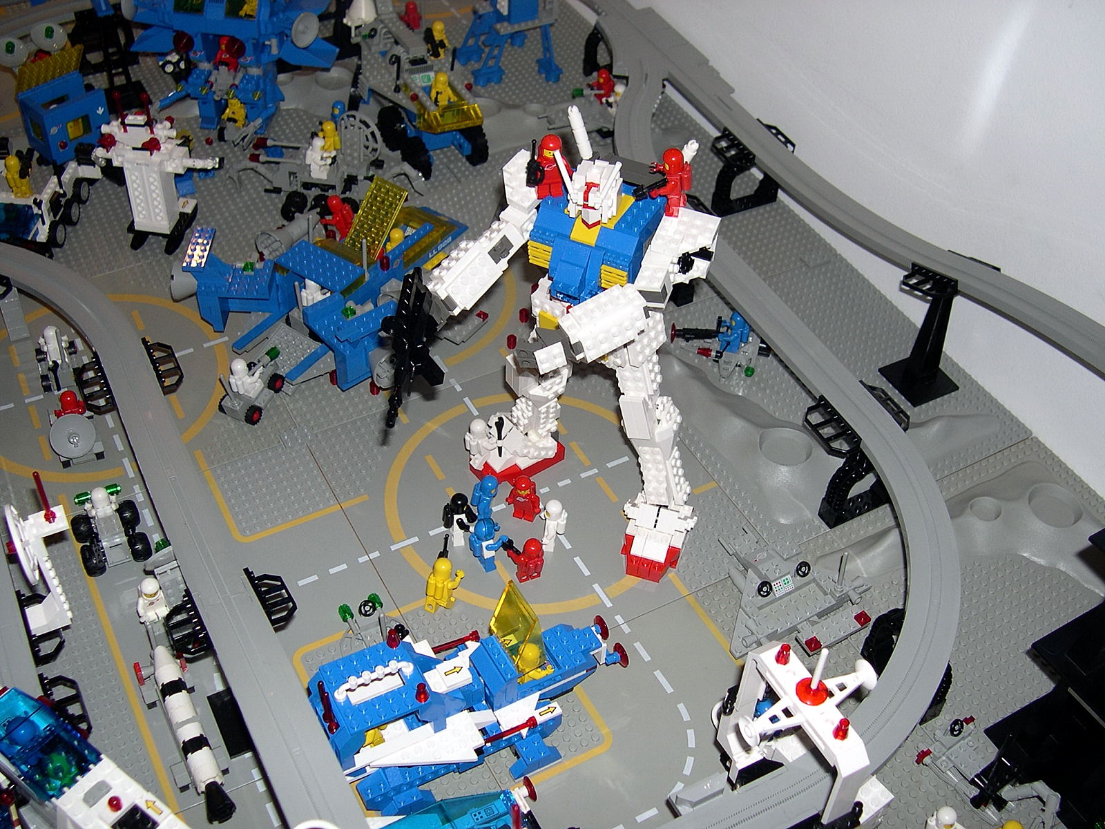 airmoonbase036_ooops_a_rx-78_gundam...jpg