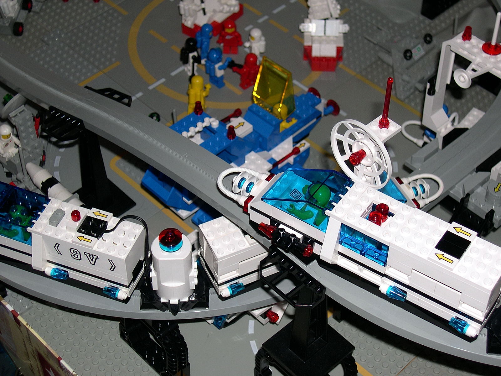 airmoonbase042_monorail_crossroad.jpg