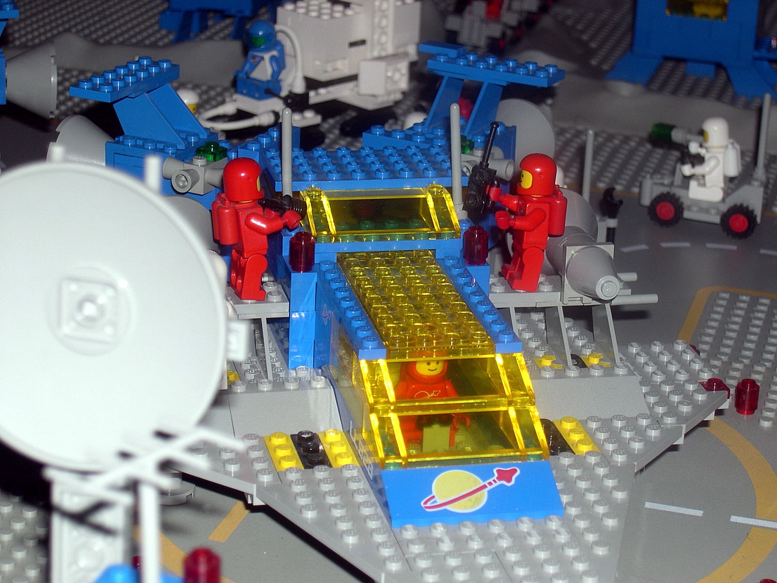 airmoonbase_2006_001_checking_ll_928.jpg