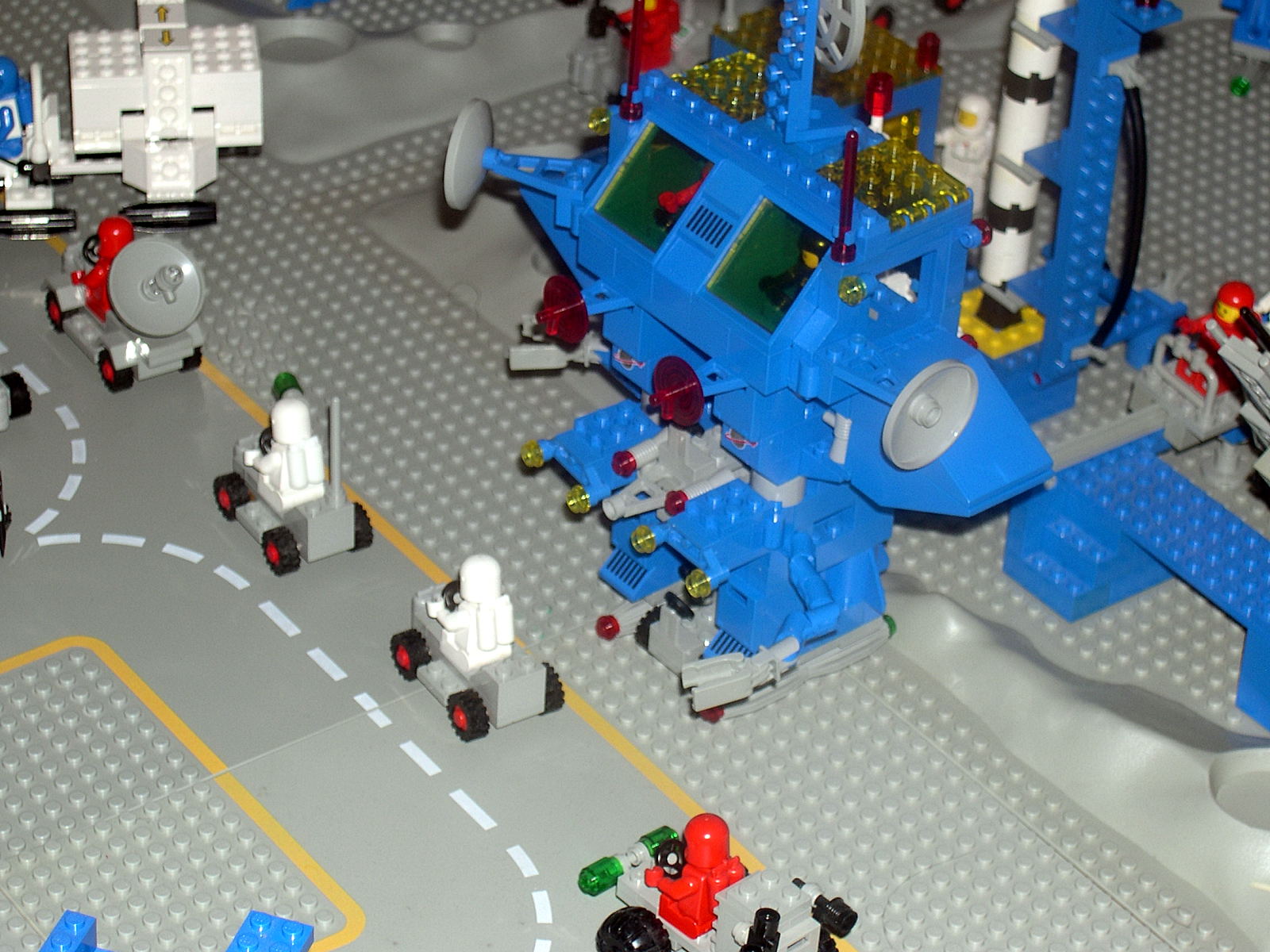 airmoonbase_2006_002_6950_robot_command_center.jpg
