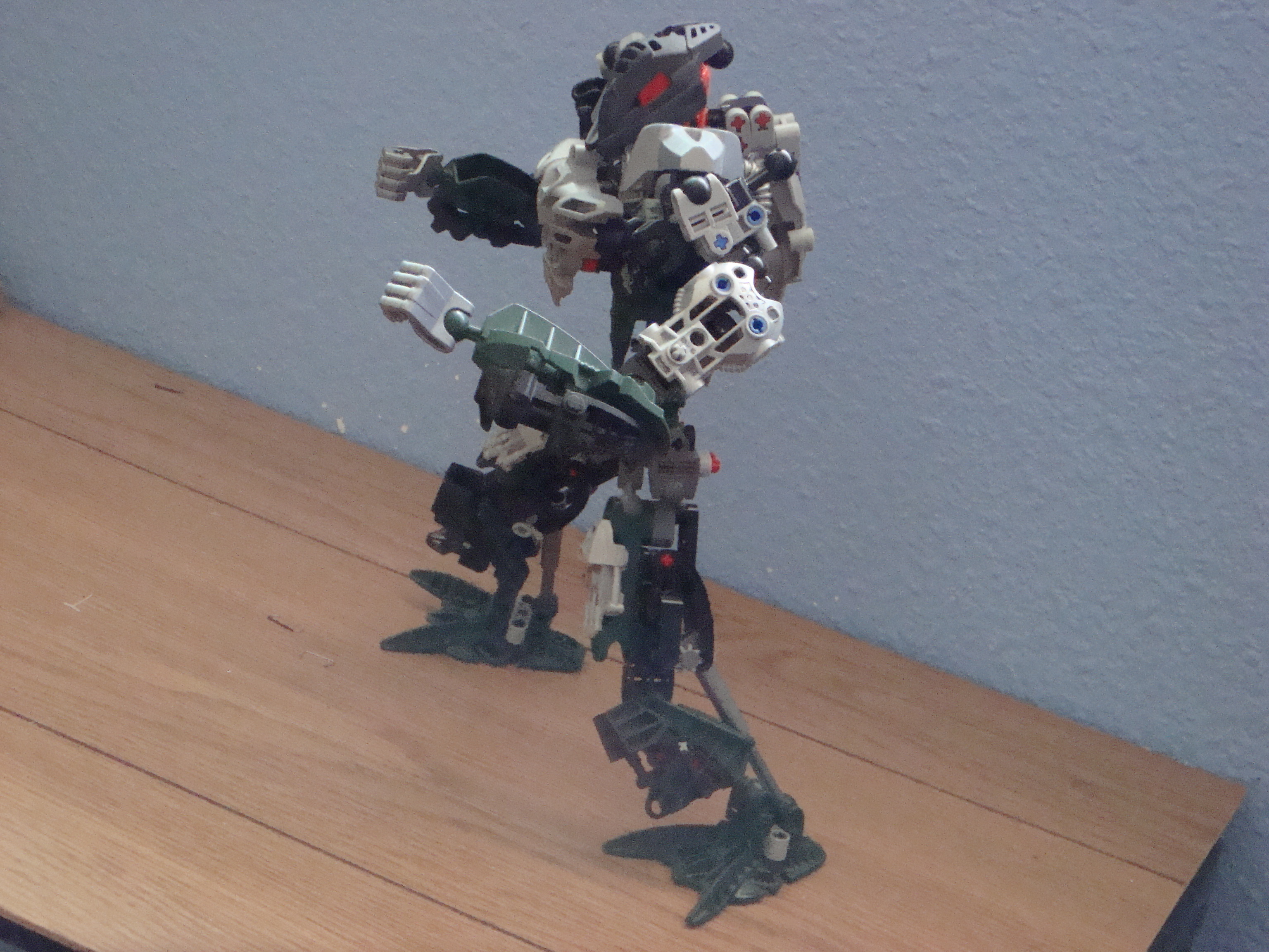 makuta_icarax_side_view.jpg
