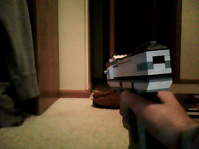 lego_halo_pistol07_hand_hold.jpg