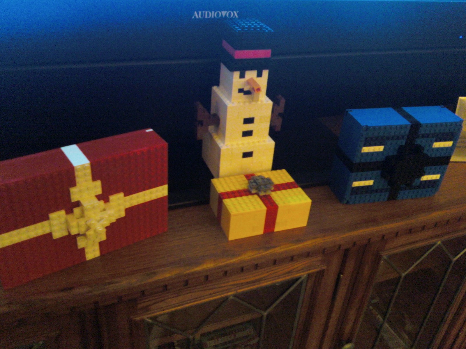 lego_snowman_and_presents.jpg