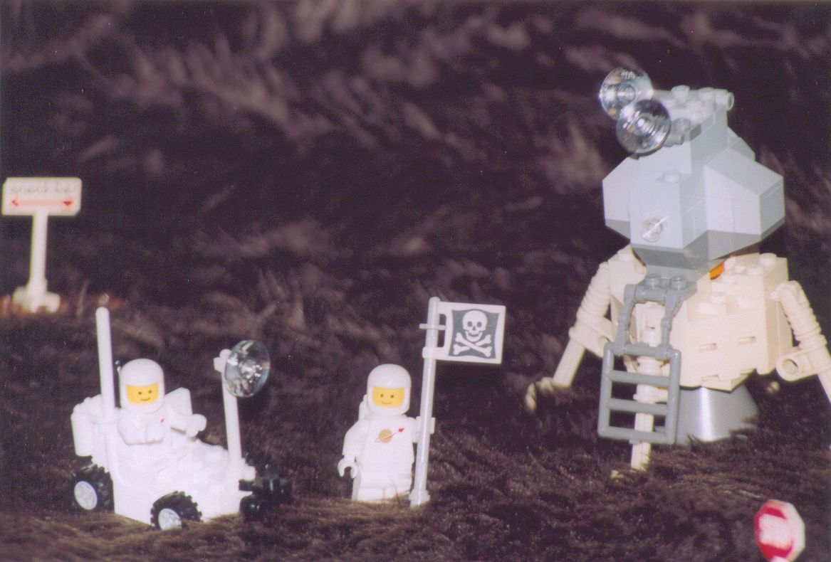lego_space_men_on_the_moon.jpg
