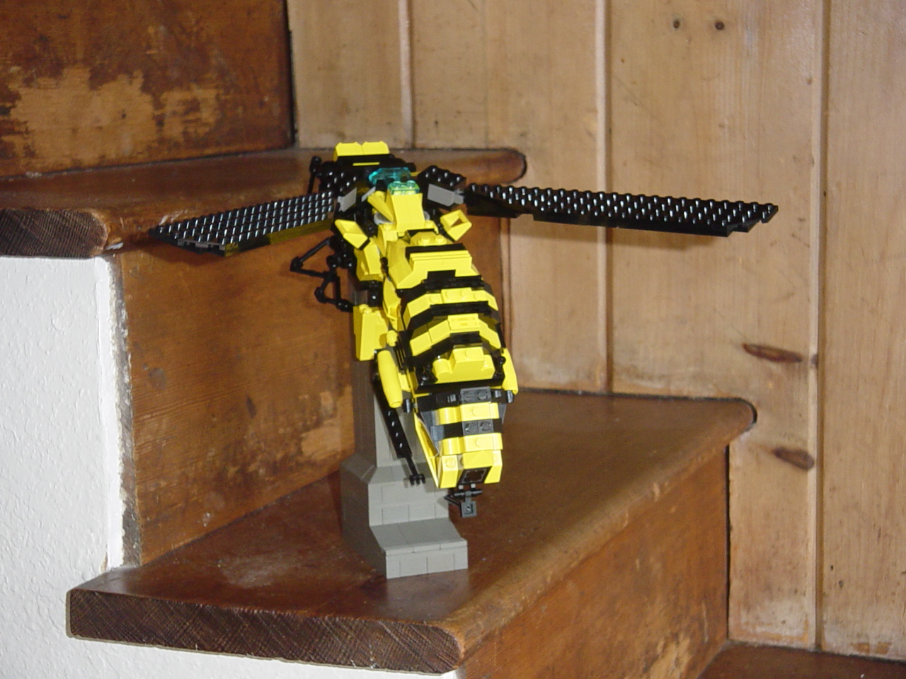 lego_bee.jpg