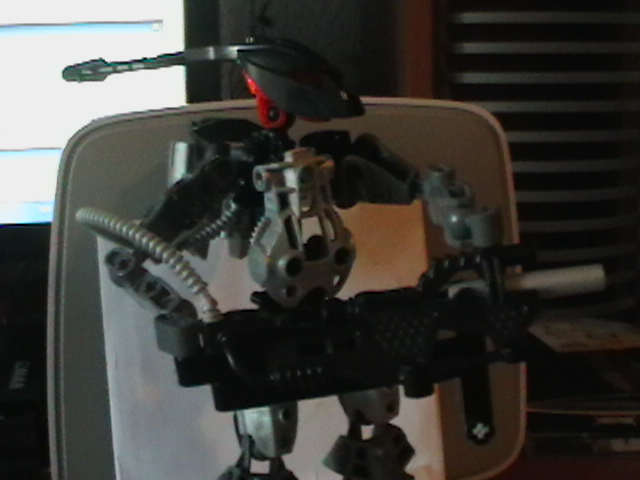 figure_holding_bionicle_turret_2.jpg