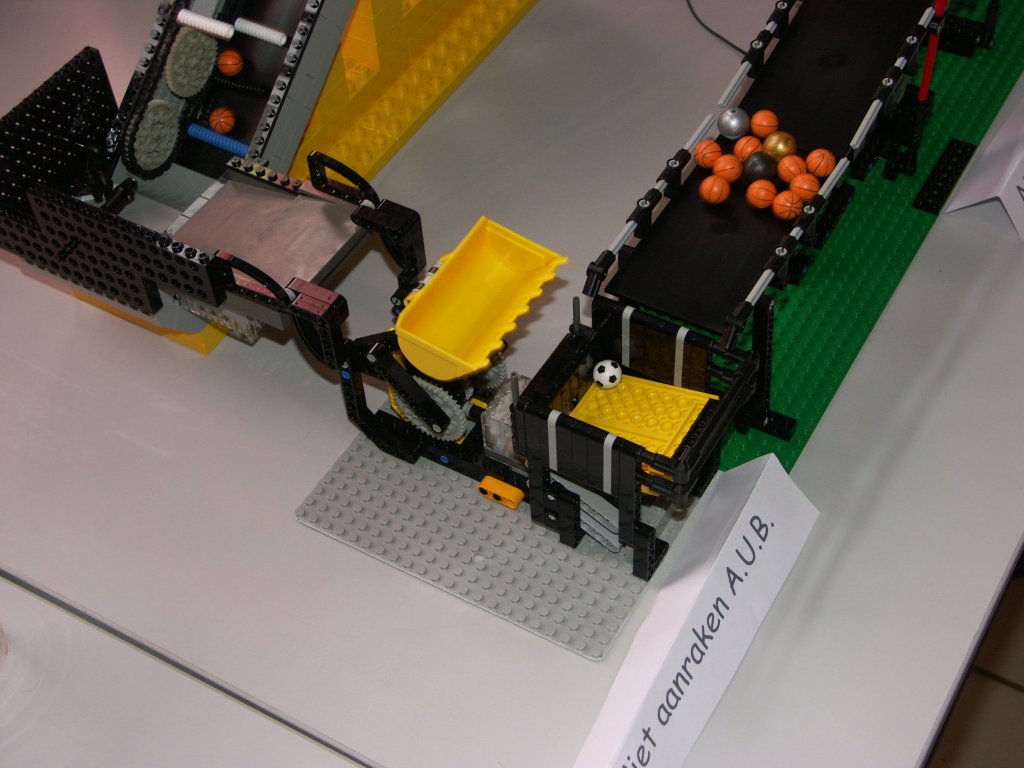 crazy-ball-contraption-05.jpg