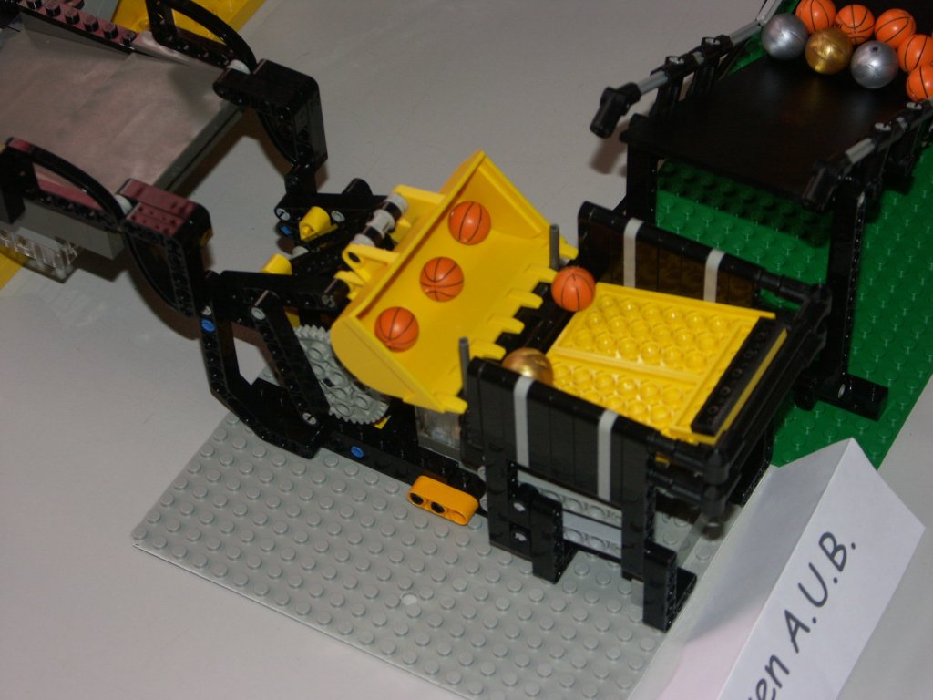 crazy-ball-contraption-06.jpg