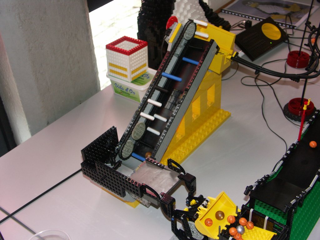 crazy-ball-contraption-08.jpg