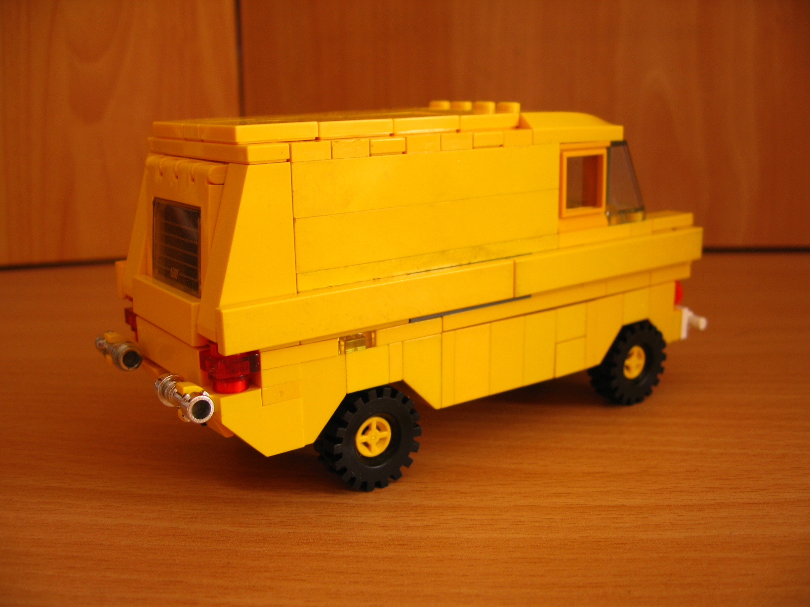 ford_transit_yellow_4.jpg