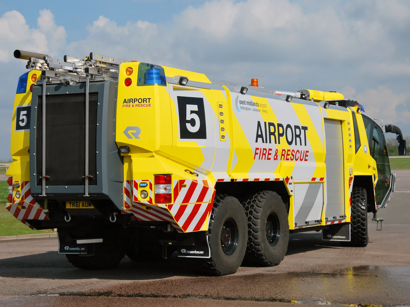 east_midlands_airport_1.jpg