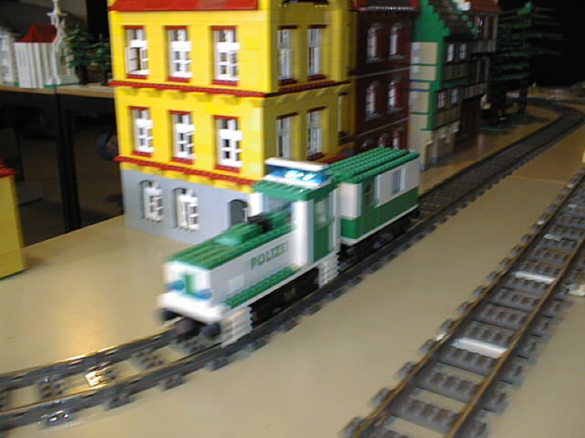 33_blinking_policetrain.jpg