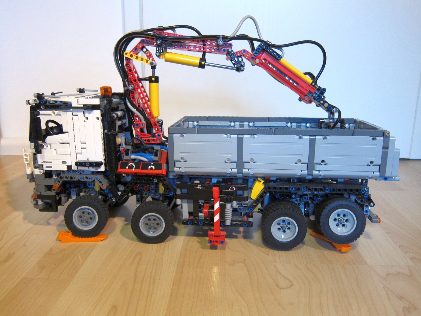 42043_actros_left.jpg