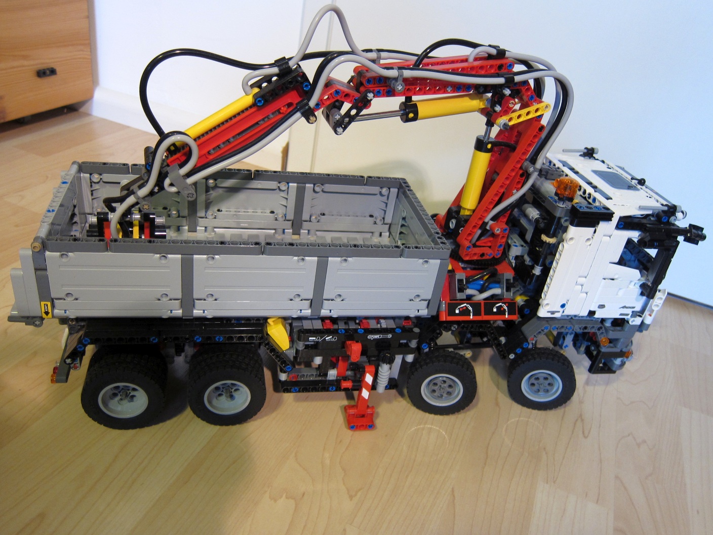 42043_actros_right.jpg