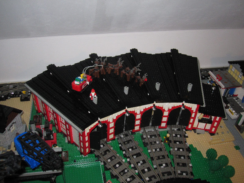 477_roundhouse_roof_santa.jpg